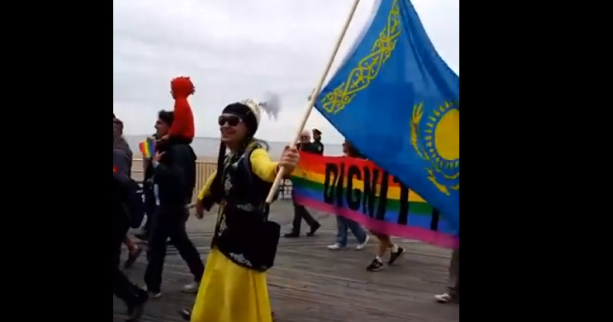 Нью-Йоркте өткен гей-парадта қазақша көйлек киген жігіт Қазақстанның туын желбіретті