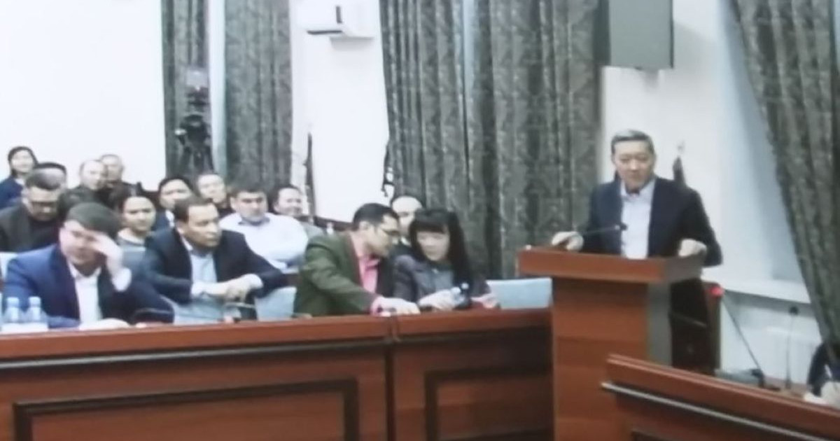 Сот Серік Ахметов пен экс-шенеуніктерді шығынды өтеуге міндеттеді