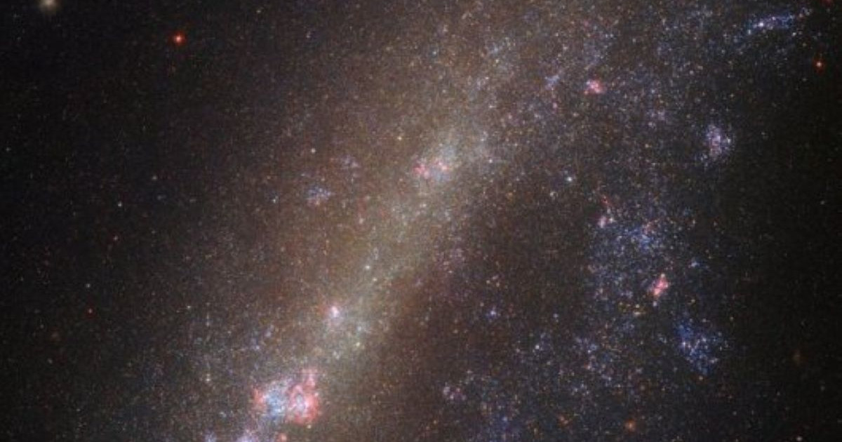 Хаббл ыдырап кеткен галактиканы суретке түсірді