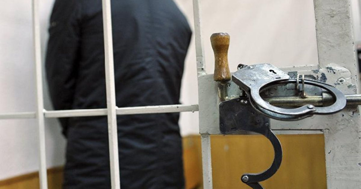 Полицейді бетінен тепкен бұзақы 1 млн теңге айыппұл төлейді