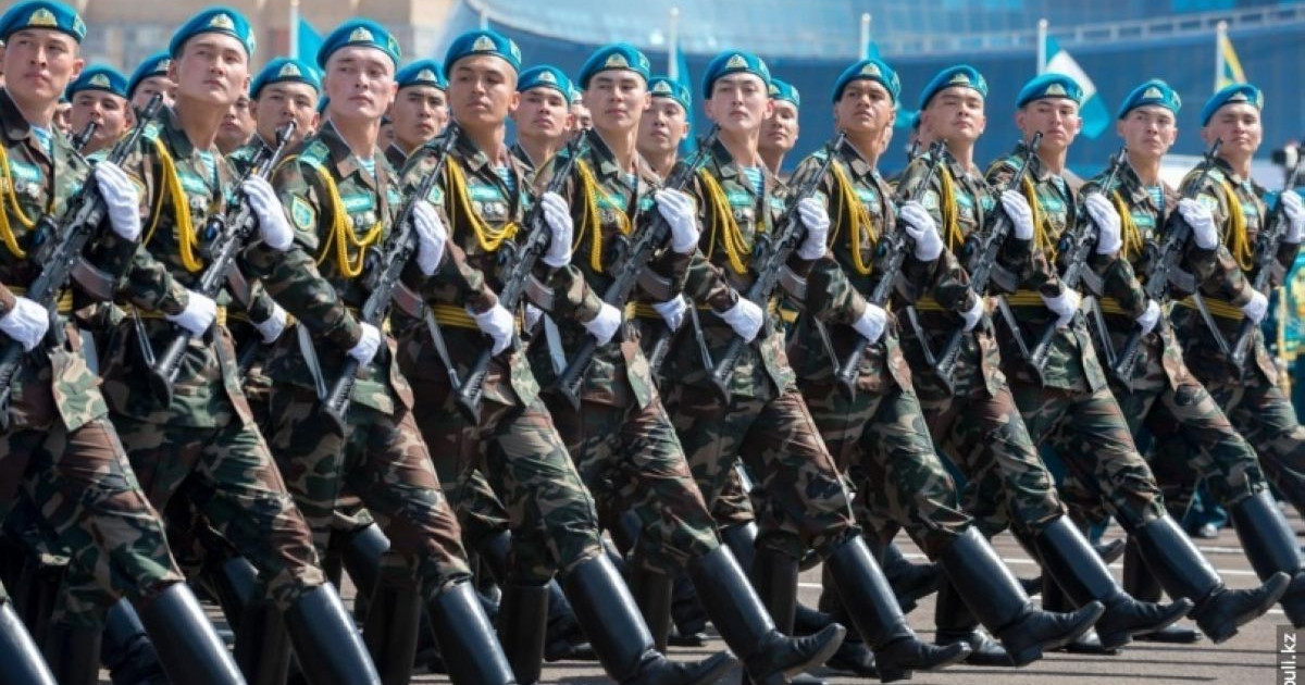 Сарбаз болып, сап түзеп...