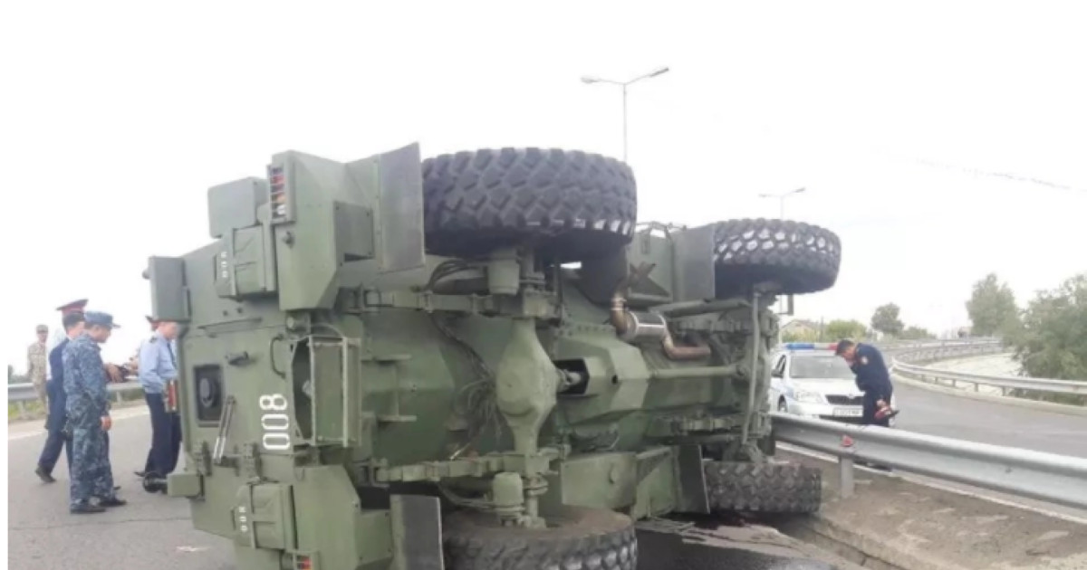 Семейде әскери көлік аударылып, сарбаз көз жұмды
