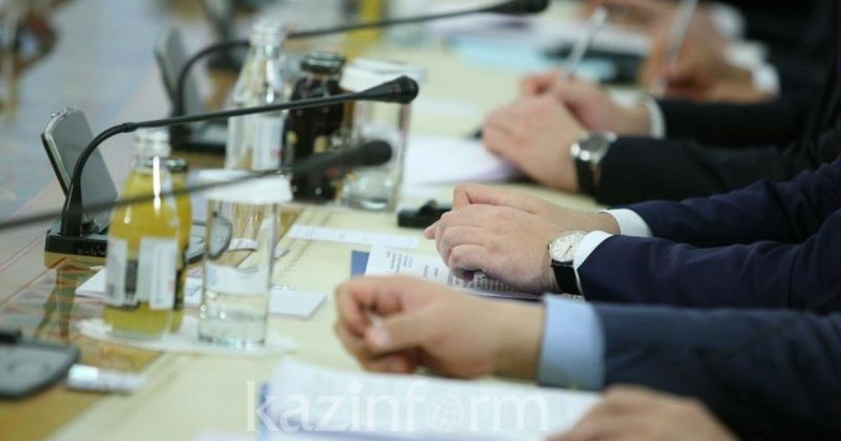 Әлеуметтік желідегі әдепсіз суреттері үшін 35 мемқызметкер жазаланды