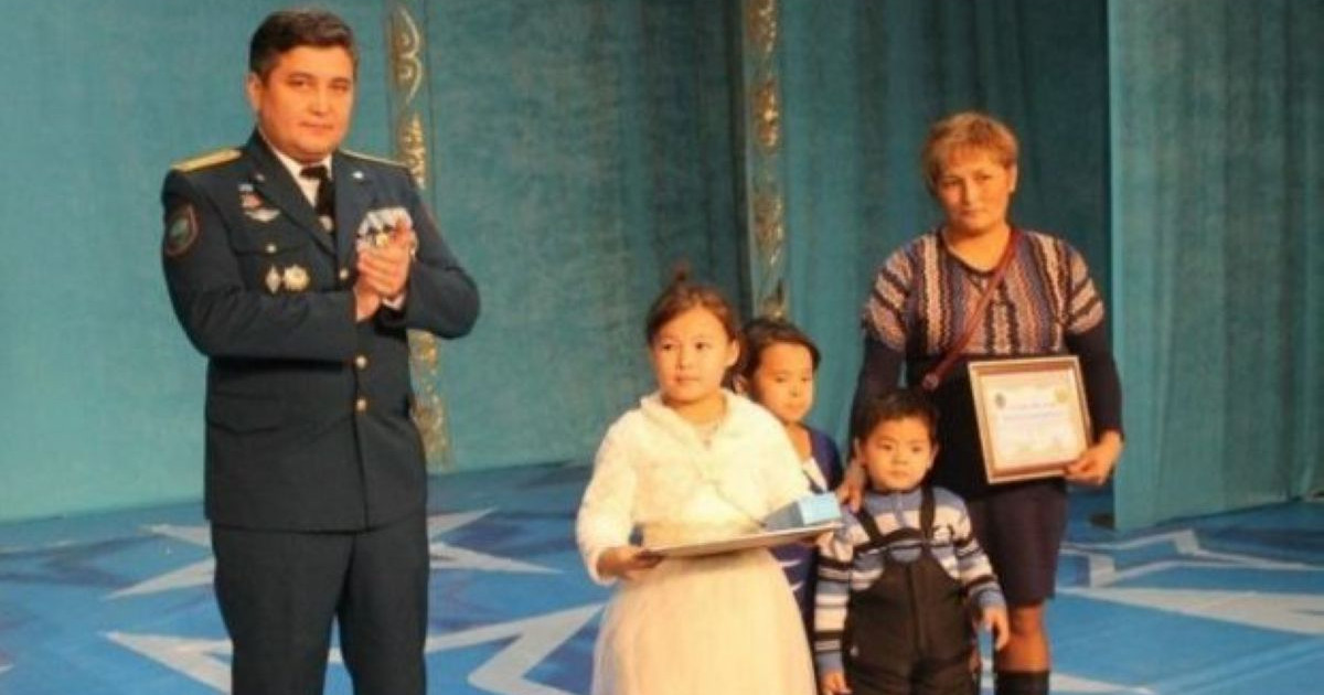 Өртеніп жатқан үйден бауырларын алып шыққан 8 жасар қыз марапатталды