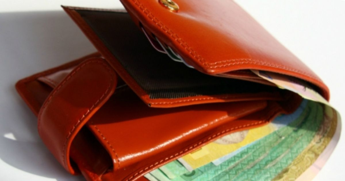 10 жыл бұрын жоғалған әмиян ішіндегі бүкіл затымен иесіне қайтарылды