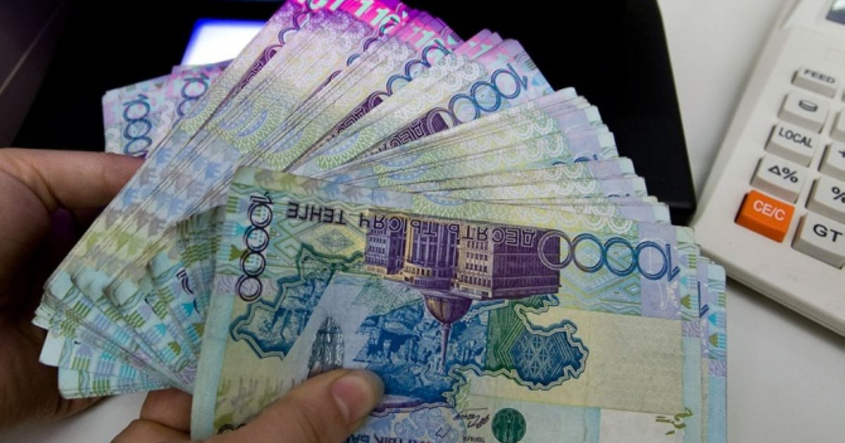 Аузынан сөзі,  қойнынан бөзі түскендер