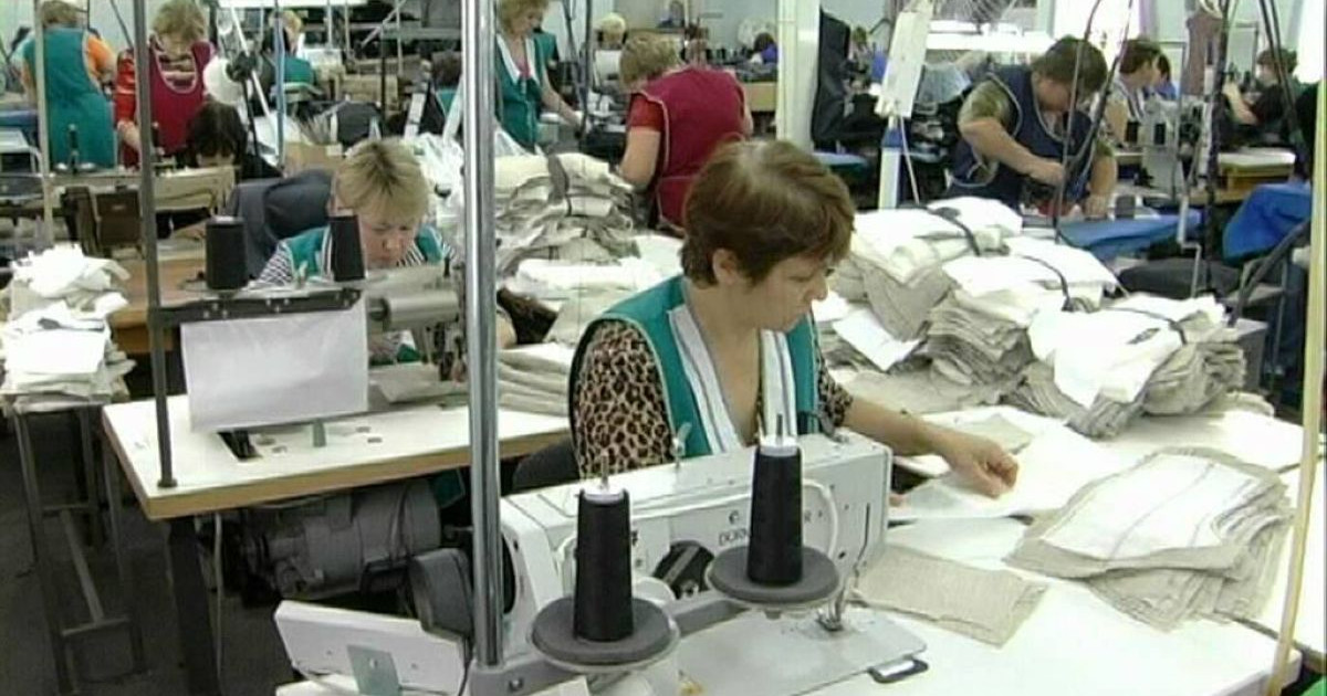 КҮНІНЕ 1200 КИІМ  ТІГЕТІН ТІГІНШІ... РОБОТ ПА, АДАМ БА?