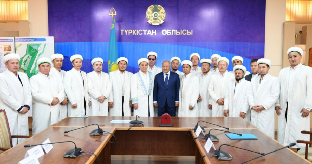 Өмірзақ Шөкеев имамдармен кездесті