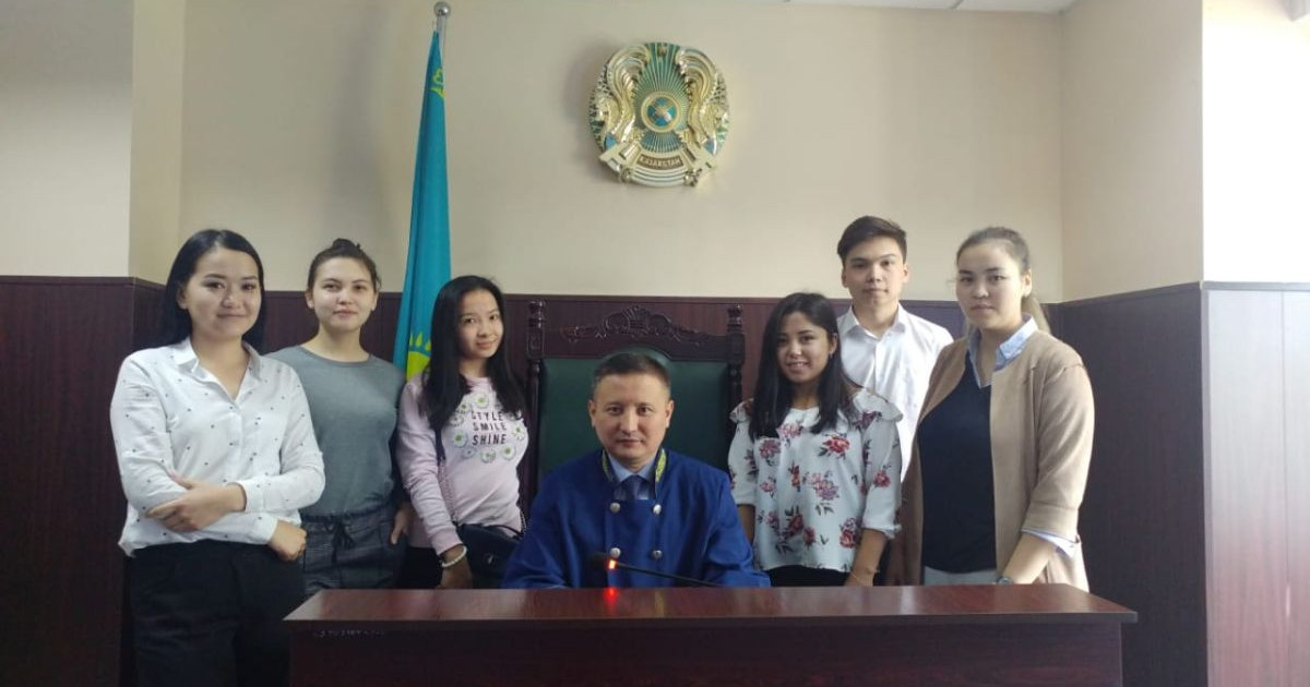 Алатау аудандық сотында студенттермен кездесу өтті