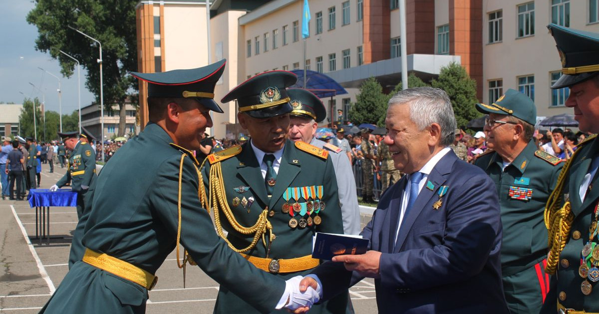 Құрлық әскерлері Әскери институтын 350 лейтенант бітірді