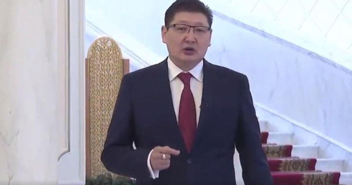 Б. Уәли Абай өлеңінен үзінді оқу эстафетасын Мекемтас Мырзахметовке жолдады