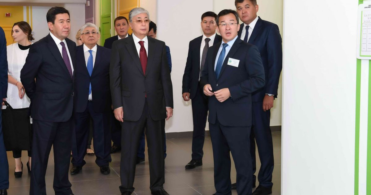 Президент Қарағандыдағы жаңа емхананы аралап көрді
