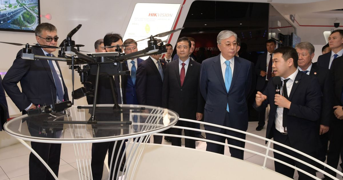 Мемлекет басшысы «Hikvision» компаниясының офисіне барды