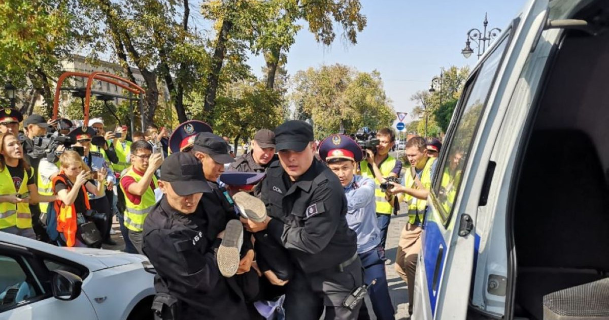 Митингте ондаған адам ұсталды