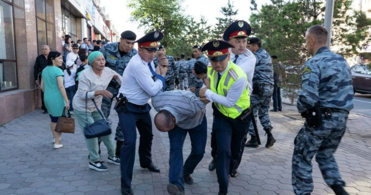 Заңсыз митингтер: Полиция 100-ге жуық адамды ұстады