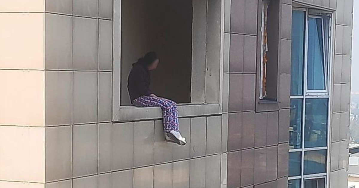 Алматы полицейлері 20-қабаттан секірмек болған жас ананы құтқарды