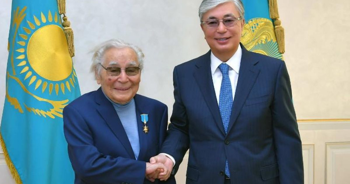 Президент Әбдіжәміл Нұрпейісовке «Алтын жұлдыз» белгісін табыстады