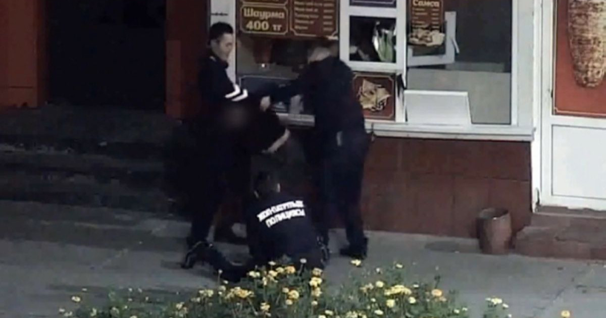 Донер дүңгіршегін тонамақ болғандар терезеге қыстырылып қалды