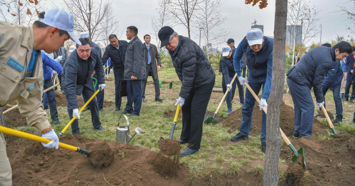 Мемлекет басшысы сенбілікке қатысып, көшет отырғызды