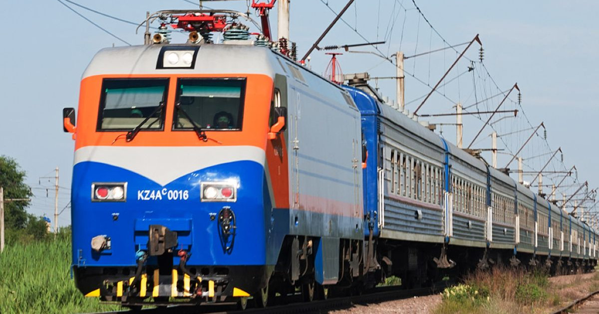 Пойыздағы көрпе-төсек дауы: Тасымалдаушы компания Жоғарғы сот шешімін неге орындамайды?