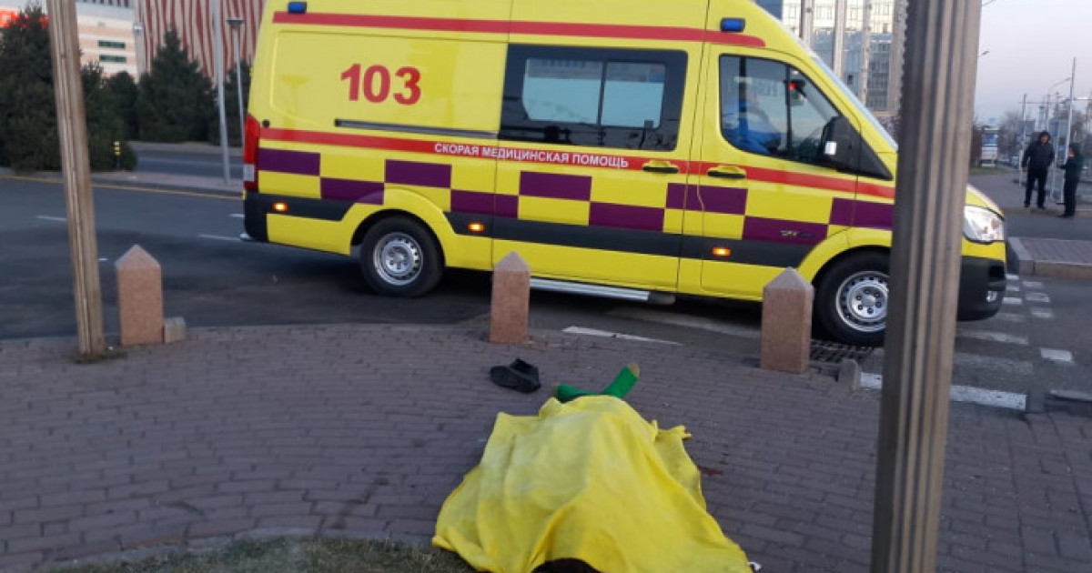 Рөлде отырып ұйықтап кеткен: Алматыда мас әйел жаяу жүргіншіні қағып, мерт қылды