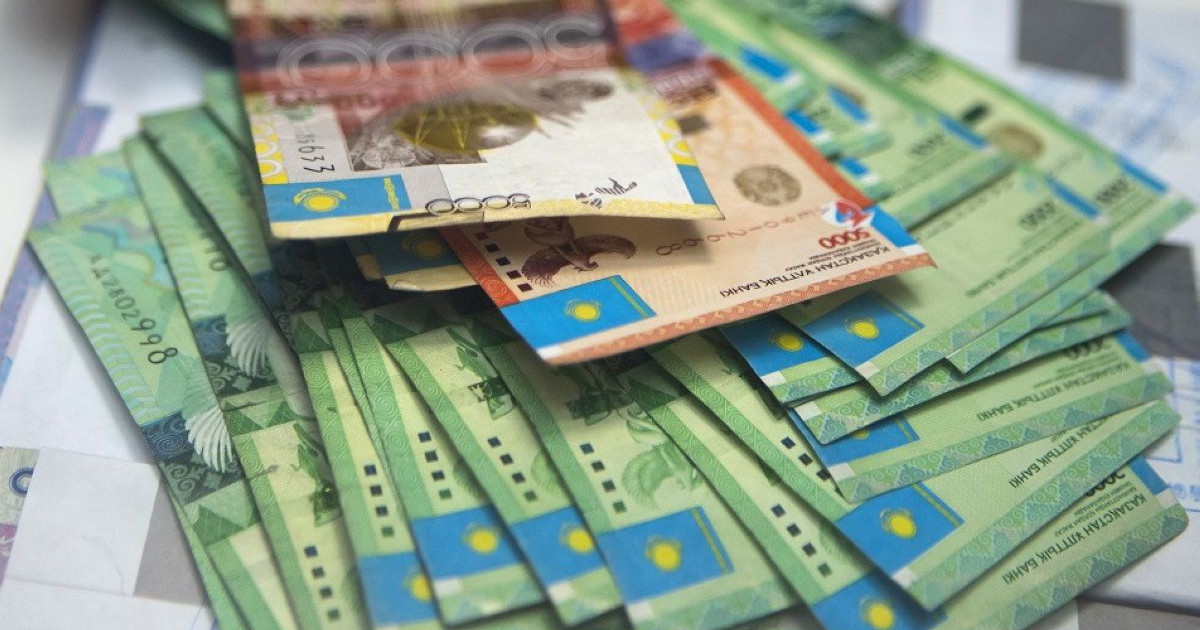Қарағандыда әкімдік қызметкерінің салықтық қарызы 65 млн теңгеден асып жығылған