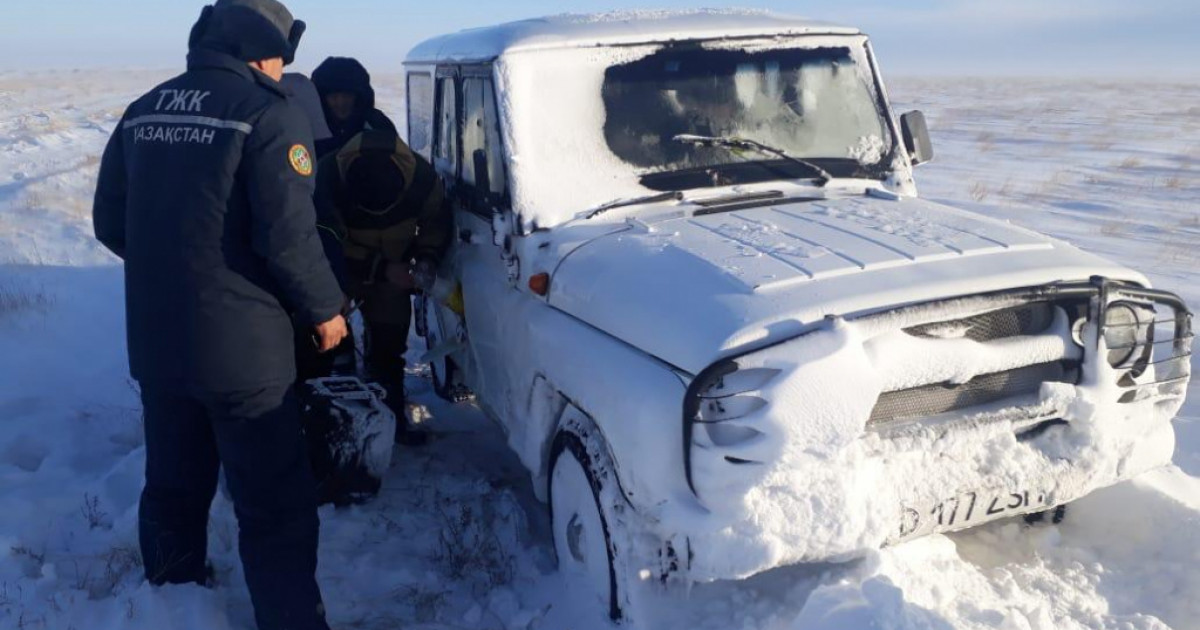 Ақтөбеде қар құрсауында қалған көлікте бір адам көз жұмды