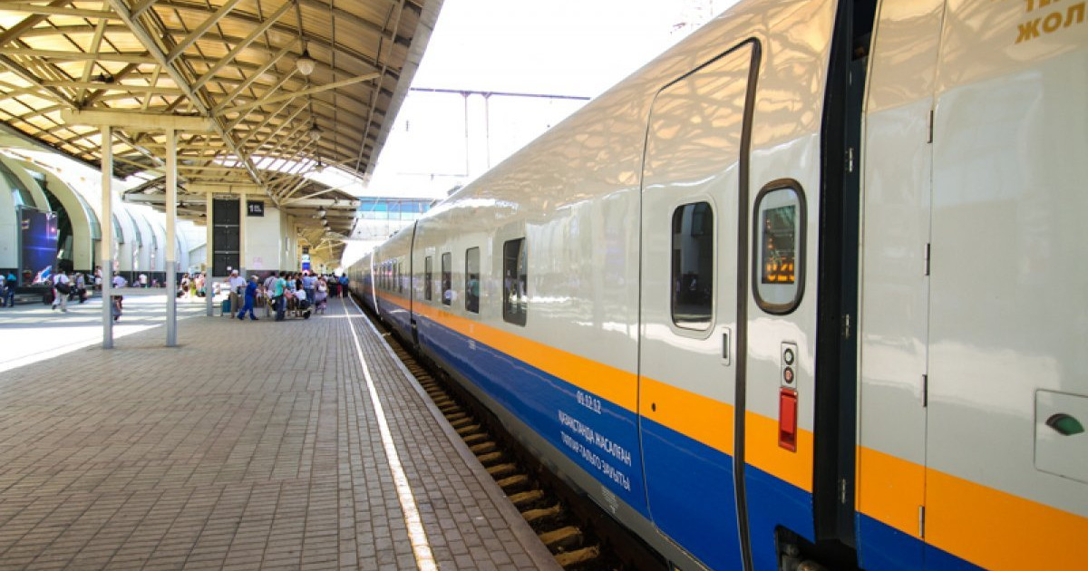 Әуе билеттерінің күші жойылған жолаушылар үшін пойыздарға қосымша вагондар тіркеледі