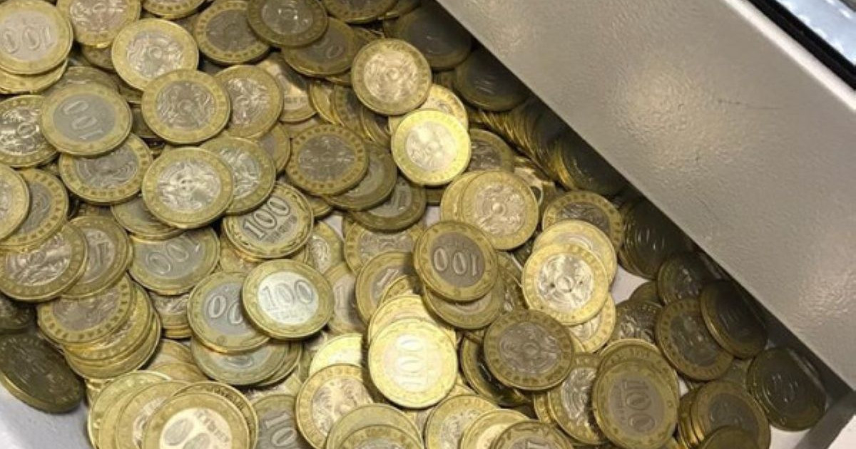 4 сағат санаған: 7 жыл бойы бөтелкенің ішіне тиын жинаған отбасы жұртты таңғалдырды