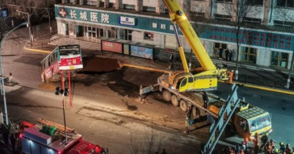 Жүріп келе жатқан автобус жер астына түсіп кетті