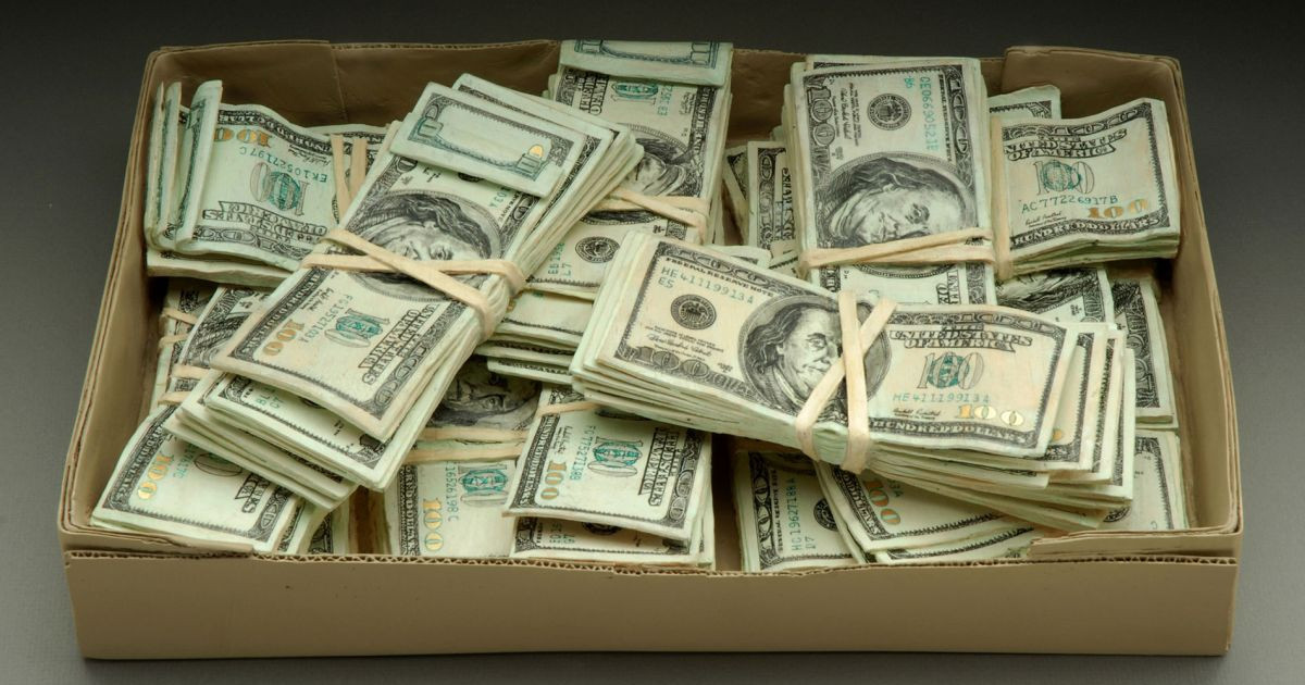 Күтпеген олжа: Дүкеннен ескі диван сатып алған азамат жиһаз ішінен 43 мың доллар тауып алды