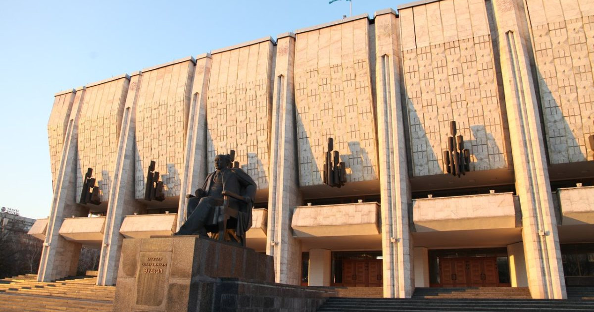 "Директорымыз ауыспасын!": Әуезов театрының қызметкерлері Президентке хат жолдады