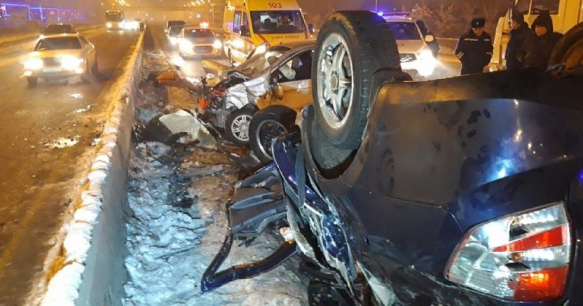 Демалыс күндері Алматыда қалың қардан 82 көлік апаты тіркелді