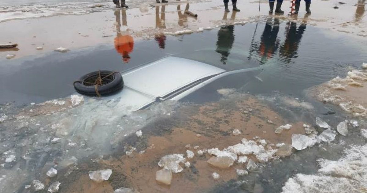 Жайықта мұз астына түсіп кеткен автокөлік суреттері желіні шулатты (фото)