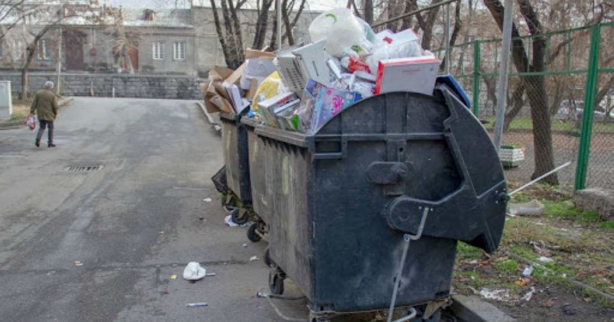 Байқаусызда қоқыс жәшігіне тасталған 20 мың еуро иесіне қайтарылды