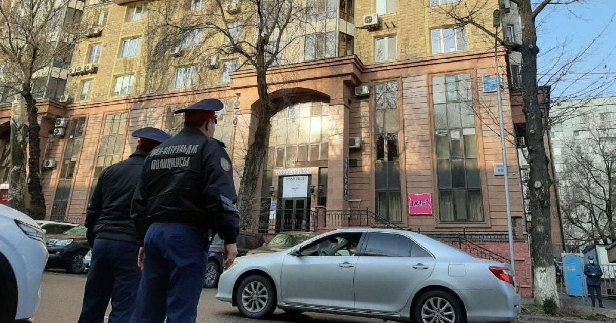Үйден шығуды шектеу: Полиция тұрғындарды қалай бақылайды?