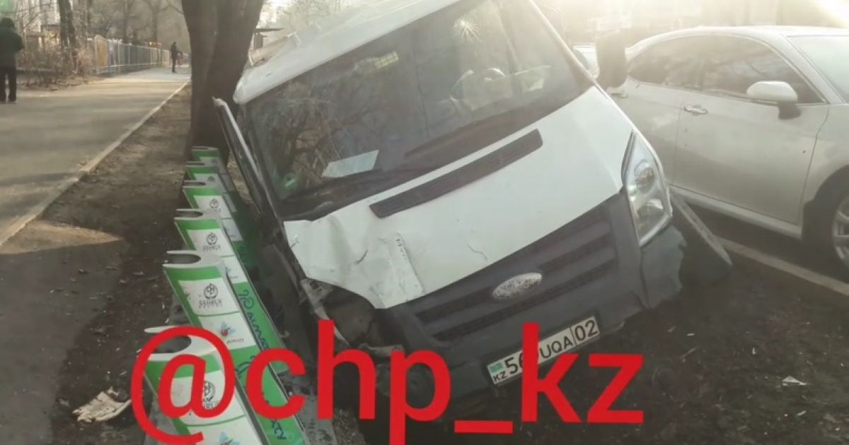 Алматыда мас жүргізуші аялдамадағы әйелді қағып кетті