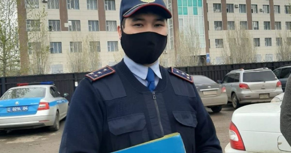 Министр мұқтаж отбасының пәтерақысын төлеп берген полицейді марапаттады