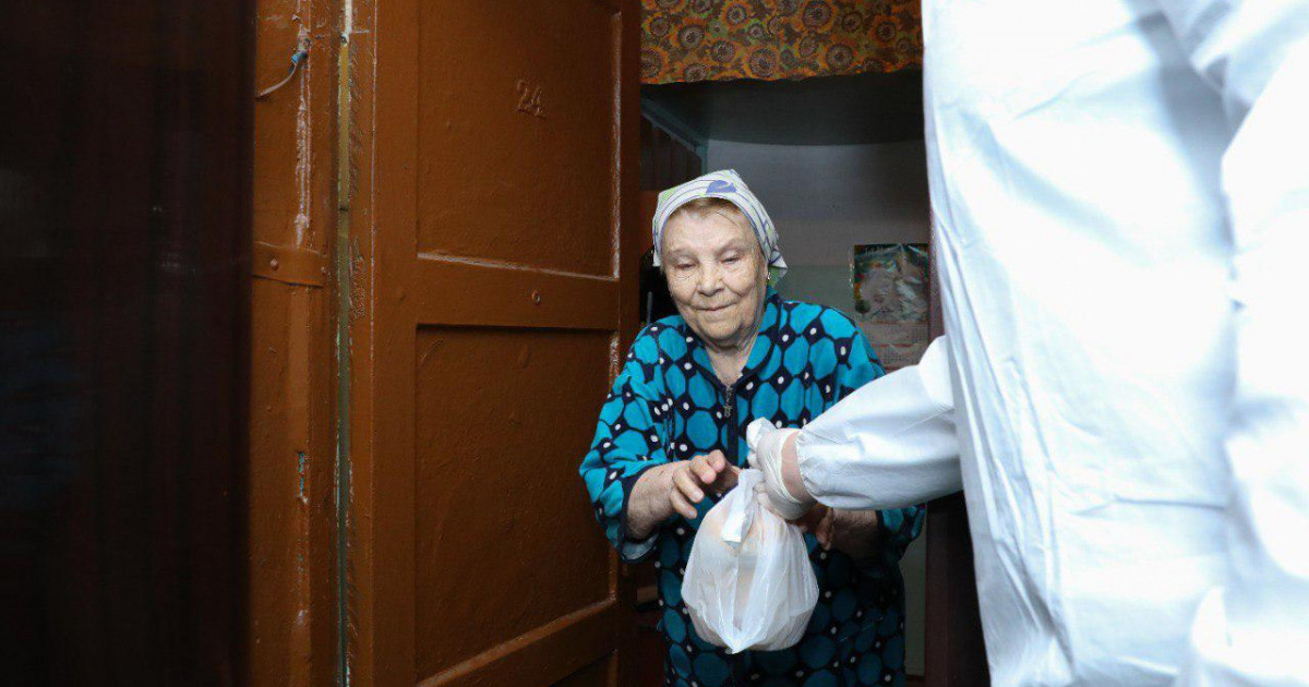  #Bizbirgemiz акциясы аясында жалғызбасты қарияларға ыстық тамақ жеткізілді