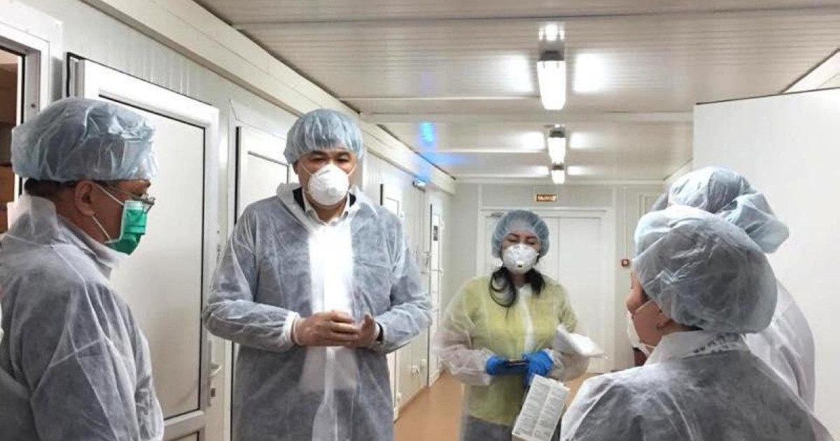 Министр коронавируспен күресіп жатқан науқастармен кездесті
