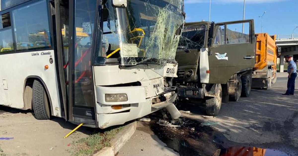 Нұр-Сұлтанда жүк көлігі жолаушылар автобусына соғылды