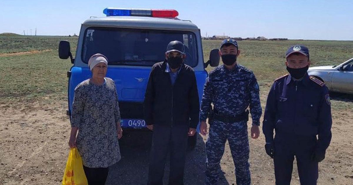 70 жастағы қария блокпосттағы полицейлерге күн сайын тамақ апарады