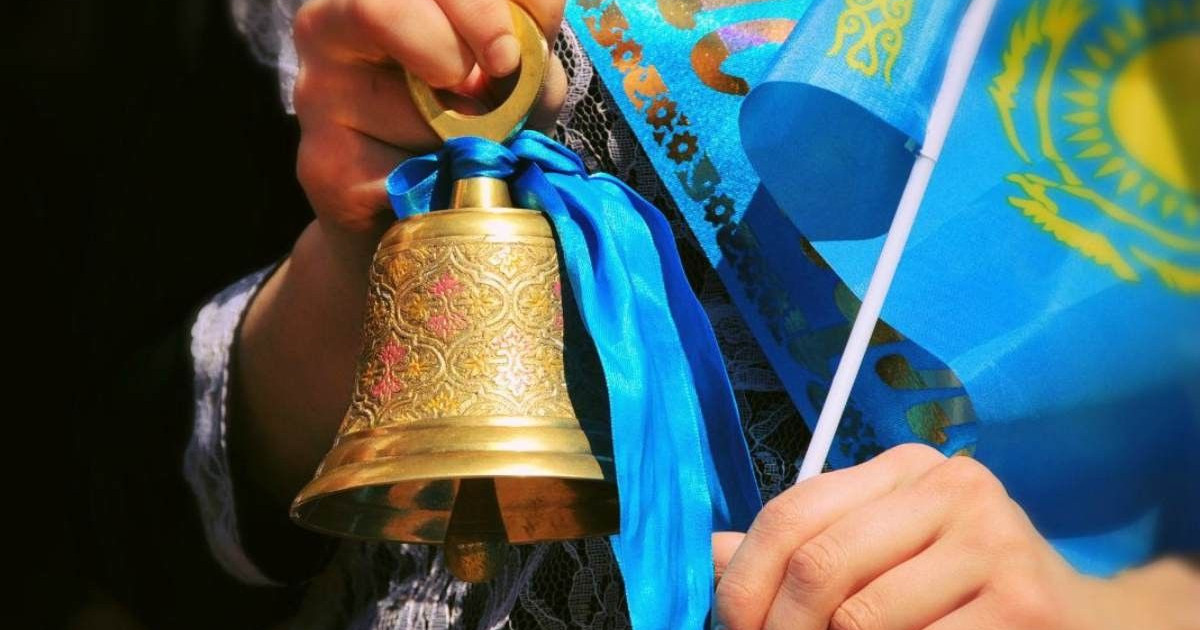 Мектеп бітірушілерге аттестат кезекпен беріледі