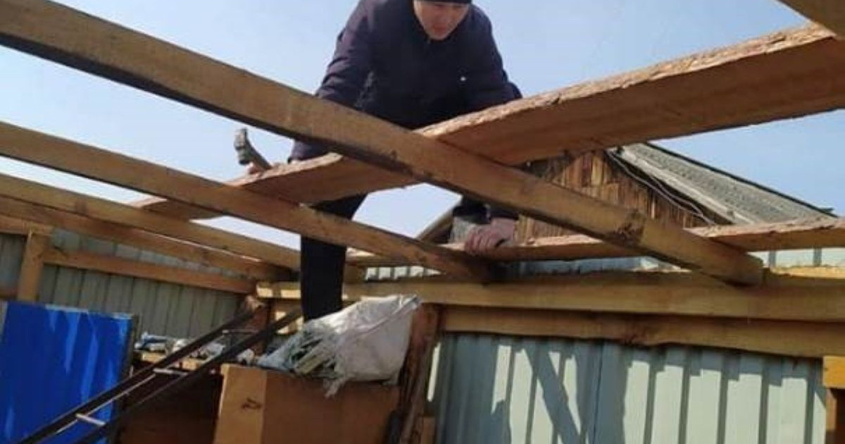 Нұротандықтар зейнеткердің үйінің шатырын жөндеп берді