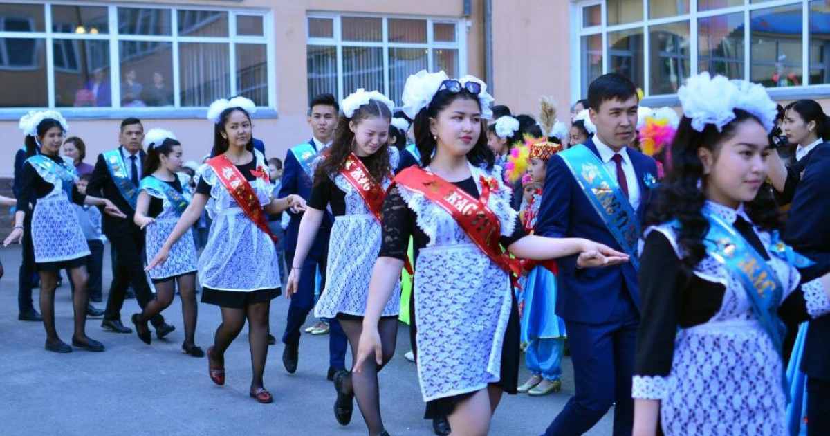 Вице-министр: Мектеп түлектерінің мұғалімдерге сыйлық беруіне тыйым салынады