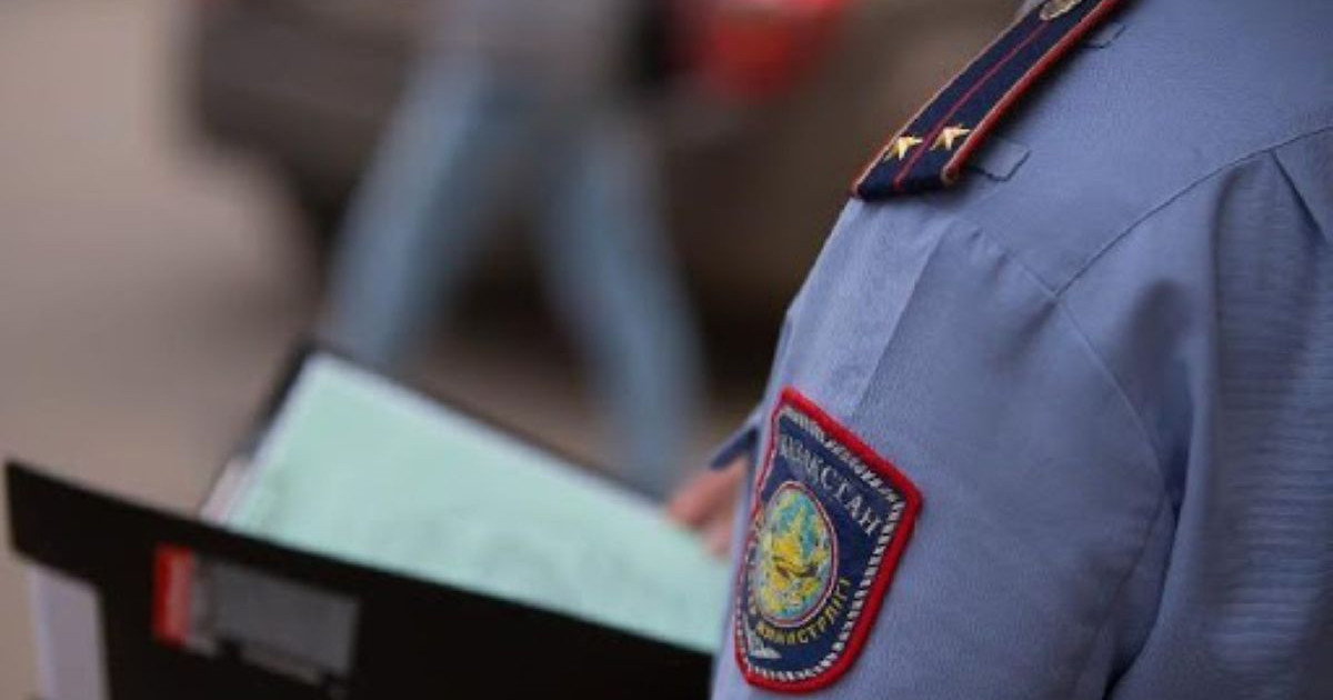 Елордада көпқабатты үйдің кіреберісінен ер адамның мәйіті табылды