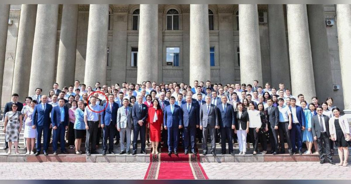 Үкімет басшысы маска тақпағаны үшін айыппұл төлейді