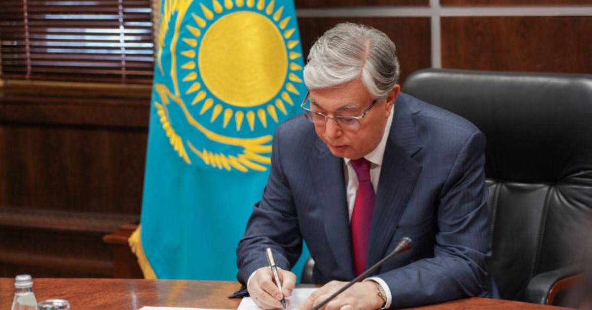 Президент соғыс жағдайында жұмыс істеу мәселелерін реттейтін заңға қол қойды