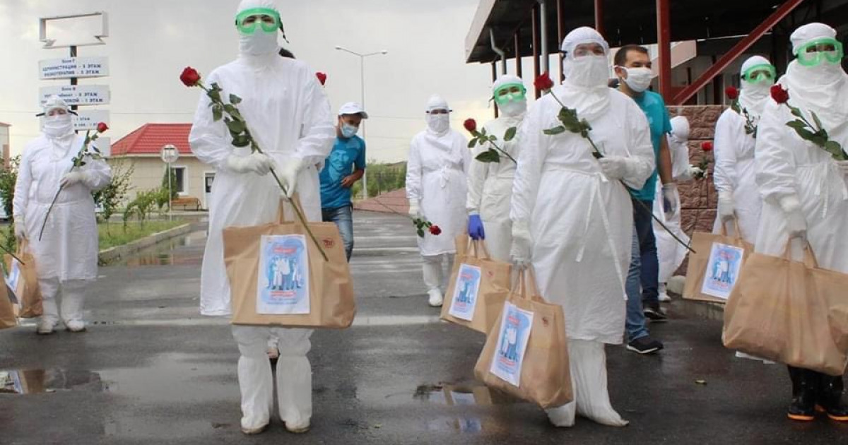 «Nur Otan» белсенділері тараздық дәрігерлерге қолдау білдірді