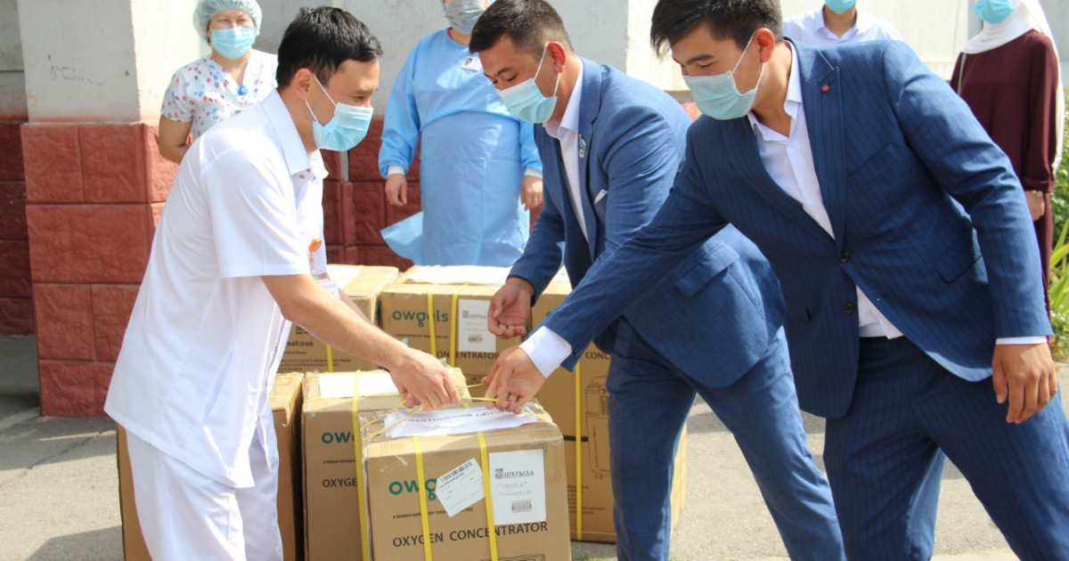 Партиялықтар Еңбекшіқазақ аудандық көпсалалы ауруханаға 6 оттегі аппаратын табыстады